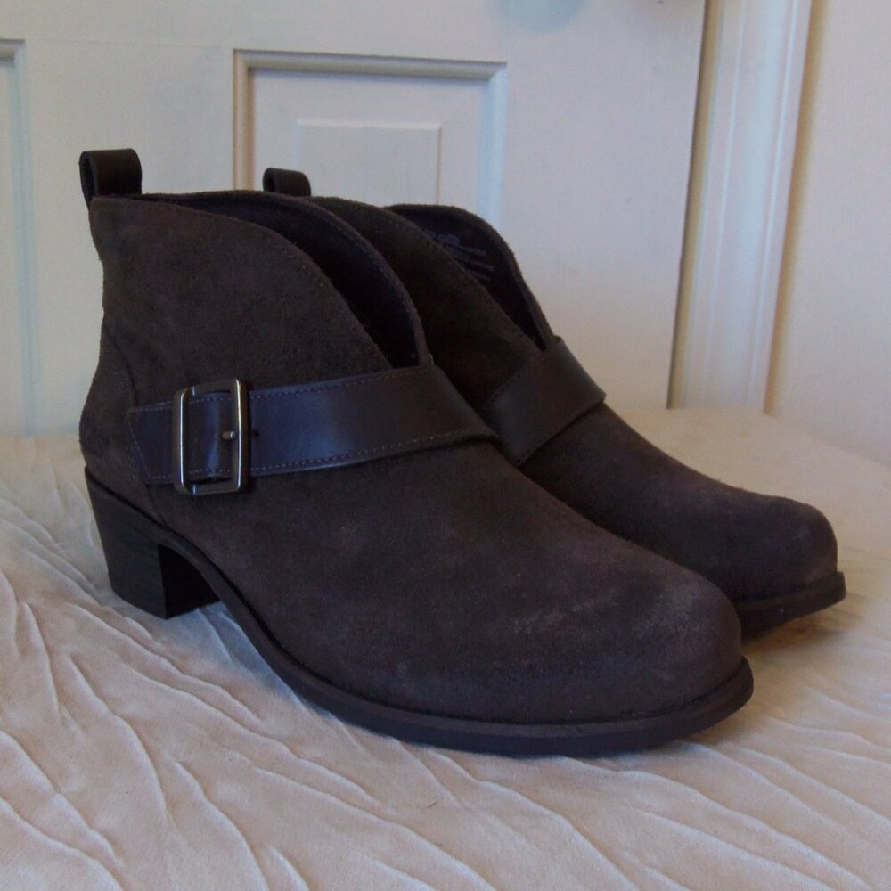 NIB UGG Wright Belted Suede Ankle Boots Brown sz 6